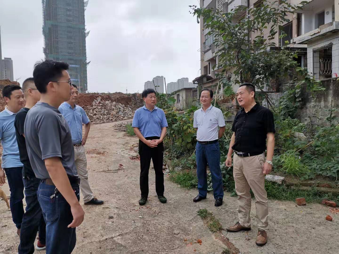為加快方家沖、造紙廠和桂花園新安置區建設，2019年9月5日下，市城建集團總經理衛民陪同市政府副秘書長劉陳寅深入項目建設現場，調度推進安置區征遷工作.jpg