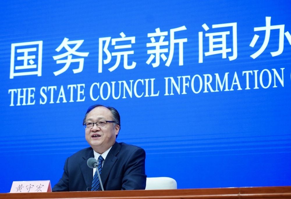 5月22日，國務院新聞辦邀請政府工作報告起草組負責人、國務院研究室主任黃守宏解讀政府工作報告有關情況。新華社記者　陳建力　攝