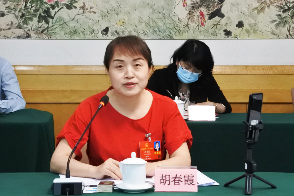 5月23日，全國人大代表胡春霞在參加分組審議政府工作報告時發言。新華社記者　吳雨　攝