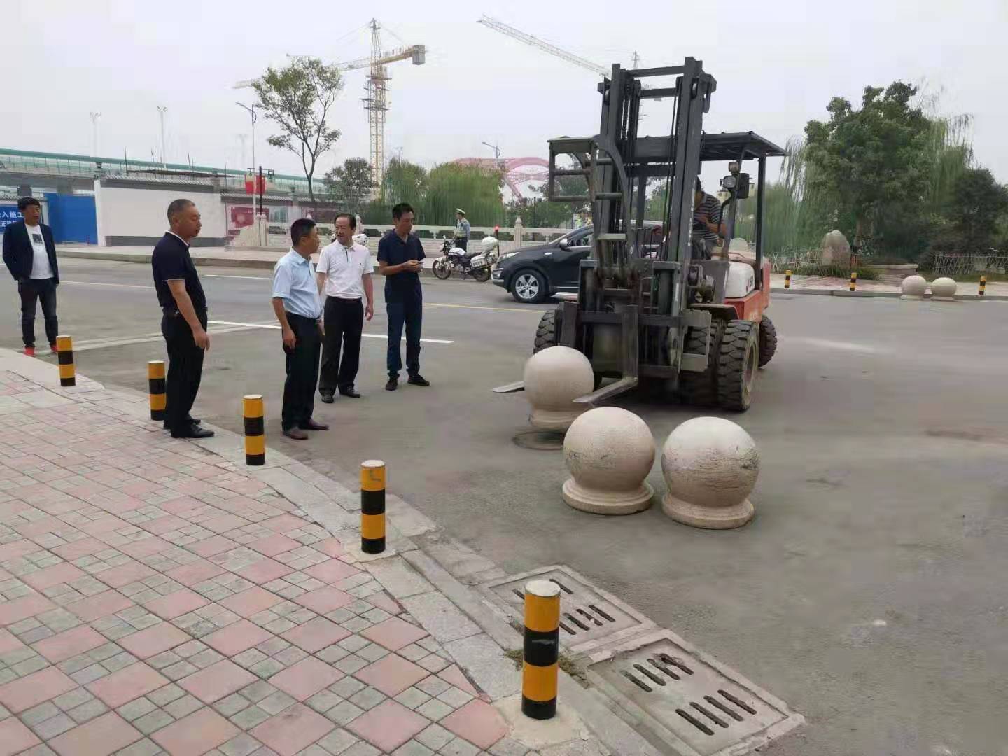 為向新中國成立七十周年獻禮，市城建集團攻堅克難，實現了北門棚改區域民生路10月1日零時順利通車。國慶假期，市城建集團堅持做好一線工作，在與交警部門共同做好民生路通車保障工作外，抓細節，抓落實，確保其他各項工作有序推進。.jpg